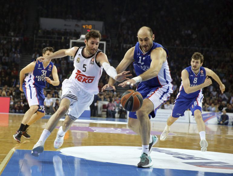 El escolta del Real Madrid, Rudy Fernández, lucha por el balón con Nenad Krstic, del Anadolu Efes El escolta del Real Madrid, Rudy Fernández, lucha por el balón con Nenad Krstic, del Anadolu Efes
