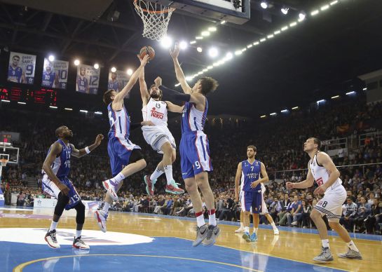 Llull trata de anotar ante Stephane Lasme, Matt Janning y Dario Saric Llull trata de anotar ante Stephane Lasme, Matt Janning y Dario Saric