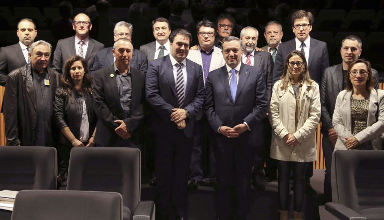 El embajador de Armenia en España, Avet Adonts, posa con los diputados y participantes en la jornada de conmemoración del 100 aniversario del genocidio armenio. El embajador de Armenia en España, Avet Adonts, posa con los diputados y participantes en la jornada de conmemoración del 100 aniversario del genocidio armenio.