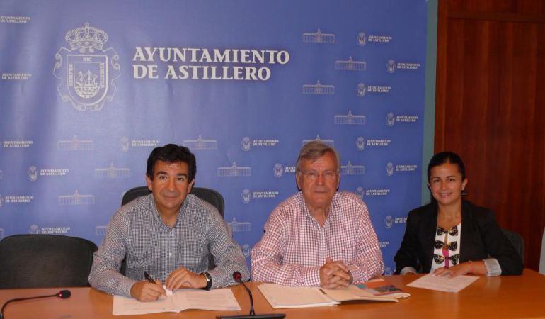 El alcalde de Astillero, Carlos Cortina (el primero por la izquierda), en un acto en el ayuntamiento de la localidad El alcalde de Astillero, Carlos Cortina (el primero por la izquierda), en un acto en el ayuntamiento de la localidad