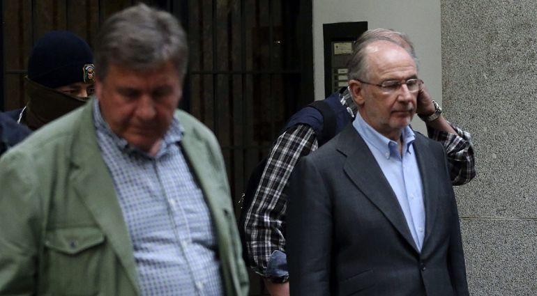 El exvicepresidente del Gobierno y expresidente de Bankia Rodrigo Rato sale de su domicilio de Madrid escoltado por agentes de Aduanas tres horas después de iniciarse el registro de su vivienda ordenado por un juez a instancias de la Fiscalía El exvicepresidente del Gobierno y expresidente de Bankia Rodrigo Rato sale de su domicilio de Madrid escoltado por agentes de Aduanas tres horas después de iniciarse el registro de su vivienda ordenado por un juez a instancias de la Fiscalía