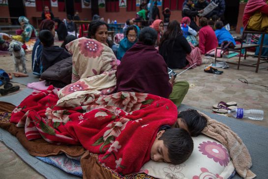 Víctimas del seísmo duermen en el interior de una escuela en Kathmandú.