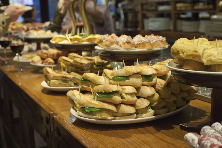 Las barras de pintxos de San Sebastián ya son tanto o famosas que sus restaurantes con estrellas Michelin. Las barras de pintxos de San Sebastián ya son tanto o famosas que sus restaurantes con estrellas Michelin.