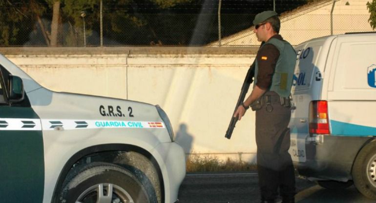 Un Guardia Civil durante un control. Un Guardia Civil durante un control.