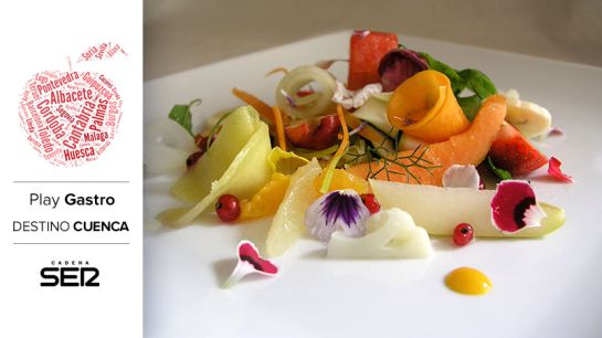 Ensalada de frutas, verduras y flores. Ensalada de frutas, verduras y flores.