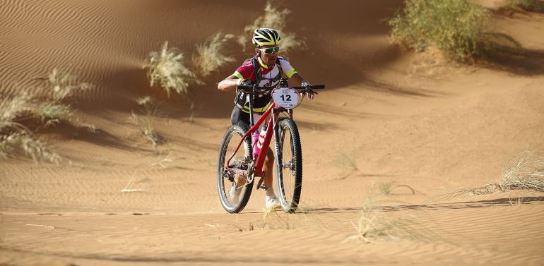 Diego Tamayo, pasando por las dunas de Erz Naigui. Diego Tamayo, pasando por las dunas de Erz Naigui.