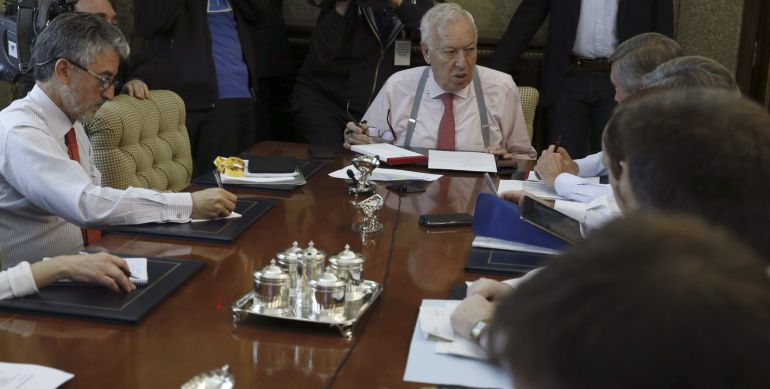 El ministro de Asuntos Extriores, José Manuel García Margallo (c), durante la videoconferencia que ha mantenido con la Embajada española en la India que dirige Gustavo de Arístegui El ministro de Asuntos Extriores, José Manuel García Margallo (c), durante la videoconferencia que ha mantenido con la Embajada española en la India que dirige Gustavo de Arístegui