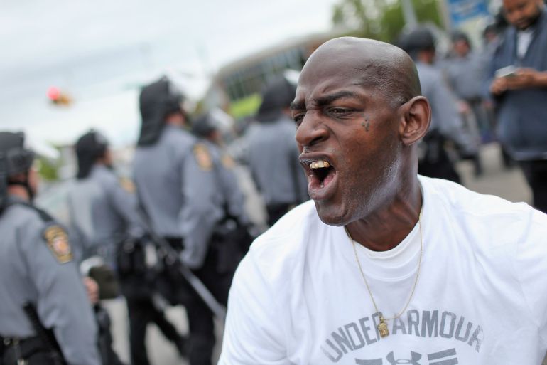 Un hombre protesta en las calles de Baltimore Un hombre protesta en las calles de Baltimore