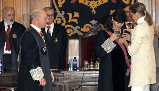 La presidenta de Castilla-La Mancha, María Dolores Cospedal, y el presidente del Tribunal Superior de Justicia de Castilla-La Mancha, Vicente Rouco (i), imponen la Gran Cruz de la Orden de San Raimundo de Peñafort a la magistrada Concepción Espejel Jorquera (c), en Albacete. / EFE/Manu La presidenta de Castilla-La Mancha, María Dolores Cospedal, y el presidente del Tribunal Superior de Justicia de Castilla-La Mancha, Vicente Rouco (i), imponen la Gran Cruz de la Orden de San Raimundo de Peñafort a la magistrada Concepción Espejel Jorquera (c), en Albacete. / EFE/Manu