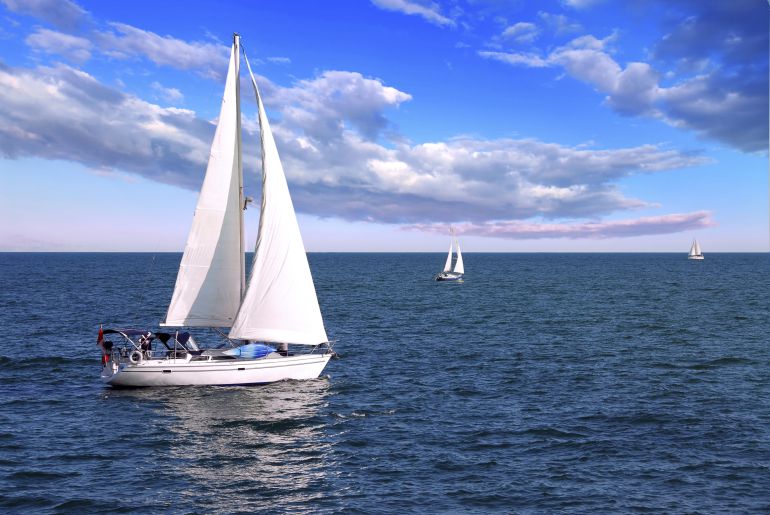 Un velero navegando en el mar. Un velero navegando en el mar.