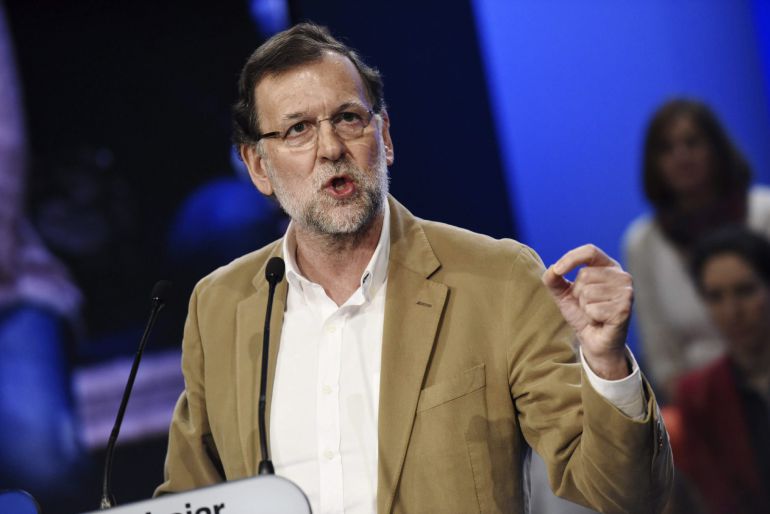GRA150. TOLEDO, 02/05/2015.- El presidente del Gobierno y del Partido Popular, Mariano Rajoy, durante su intervención hoy en el acto de presentación de la candidata del PP a la reelección en la Presidencia de Castilla-La Mancha, María Dolores de Cospedal. EFE/Ismael Herrero GRA150. TOLEDO, 02/05/2015.- El presidente del Gobierno y del Partido Popular, Mariano Rajoy, durante su intervención hoy en el acto de presentación de la candidata del PP a la reelección en la Presidencia de Castilla-La Mancha, María Dolores de Cospedal. EFE/Ismael Herrero