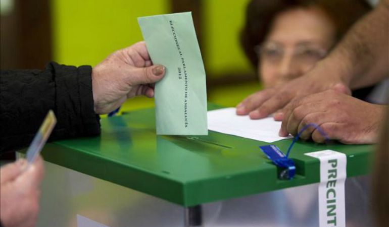 Un ciudadano introduciendo su voto. Un ciudadano introduciendo su voto.