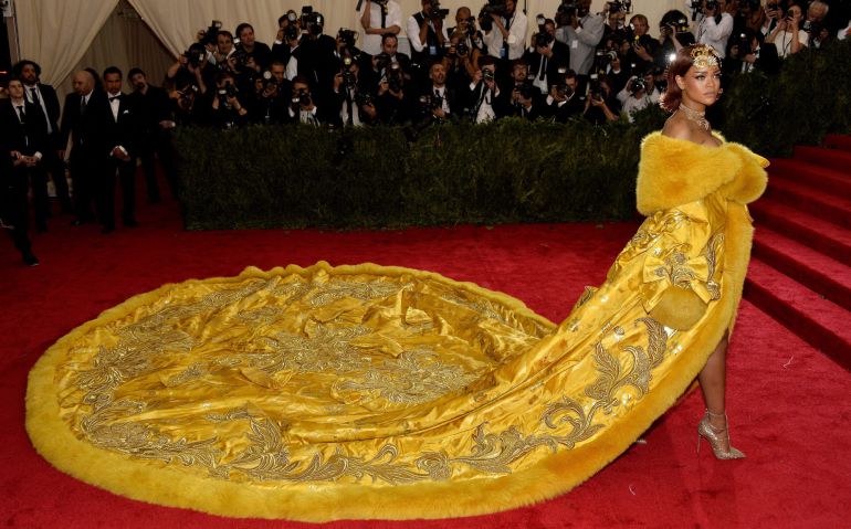 Rihanna se viste de diseñador en la Gala del MET y la comparan con una tortilla Rihanna se viste de diseñador en la Gala del MET y la comparan con una tortilla