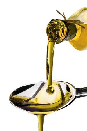 "Dos o tres cucharadas diarias de aceite de oliva virgen extra, no más". "Dos o tres cucharadas diarias de aceite de oliva virgen extra, no más".