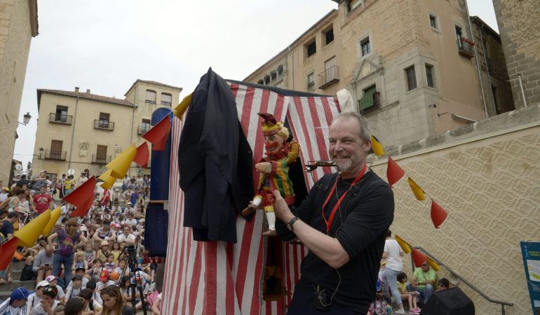 Rod Burnett, uno de los maestros del Punch & Judy, representante del teatro tradicional de títeres de guante del Reino Unido, muestra una de sus marionetas antes de protagonizar la primera actuación de calle que abre el Festival Internacional de Títeres de Segovia 'Titirimundi' Rod Burnett, uno de los maestros del Punch & Judy, representante del teatro tradicional de títeres de guante del Reino Unido, muestra una de sus marionetas antes de protagonizar la primera actuación de calle que abre el Festival Internacional de Títeres de Segovia 'Titirimundi'