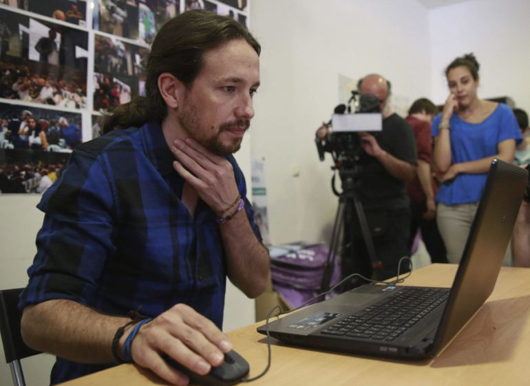 El secretario general de Podemos, Pablo Iglesias, contesta a las preguntas de los ciudadanos a través de la iniciativa Q&A (Questions & Answers, 'Preguntas y respuestas') de la red social Facebook. El secretario general de Podemos, Pablo Iglesias, contesta a las preguntas de los ciudadanos a través de la iniciativa Q&A (Questions & Answers, 'Preguntas y respuestas') de la red social Facebook.
