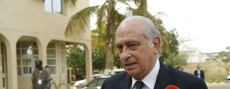 El ministro del Interior, Jorge Fernández Díaz, durante las declaraciones que ha realizado en Niamey (Níger), tras asistir a la cumbre de ministros del Interior del Sahel, en las que se refirió a la noticia de que los Mossos d'Esquadra denunciaron que la Policía Nacional alertó a una célula yihadista que estaba siendo seguida por los agentes autonómicos catalanes. El ministro del Interior, Jorge Fernández Díaz, durante las declaraciones que ha realizado en Niamey (Níger), tras asistir a la cumbre de ministros del Interior del Sahel, en las que se refirió a la noticia de que los Mossos d'Esquadra denunciaron que la Policía Nacional alertó a una célula yihadista que estaba siendo seguida por los agentes autonómicos catalanes.