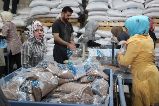 Miro por ultima vez al enjambre de mujeres y niños que esperan en la frontera. Hasta pronto Siria Miro por ultima vez al enjambre de mujeres y niños que esperan en la frontera. Hasta pronto Siria