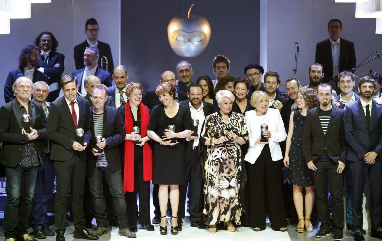 Foto de los galardonados en los Premios Max de las Artes Escénicas 2015, a la finalización de la gala celebrada en la Sala BARTS de Barcelona. Foto de los galardonados en los Premios Max de las Artes Escénicas 2015, a la finalización de la gala celebrada en la Sala BARTS de Barcelona.