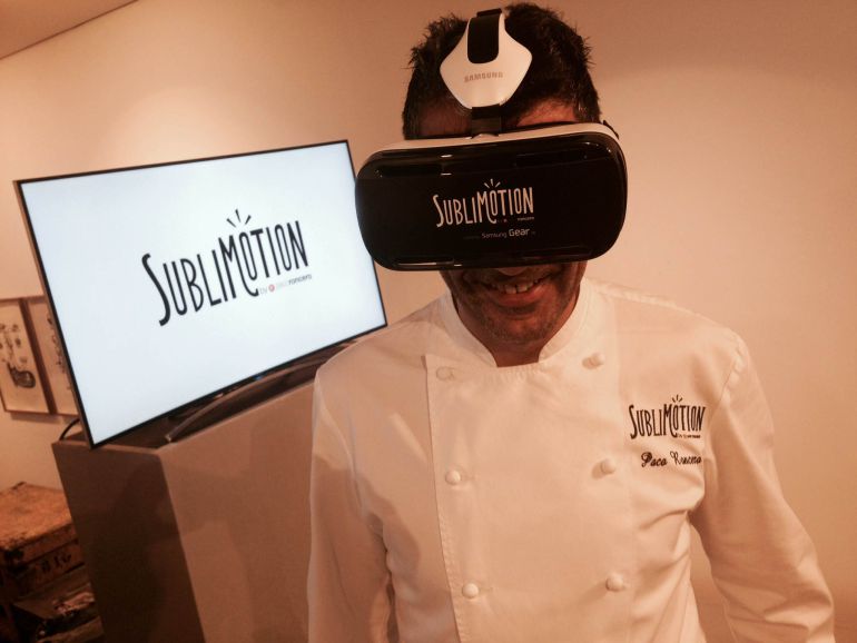 Paco Roncero, con las gafas Samsung Gear VR que ofrecerá los clientes de Sublimotion. Paco Roncero, con las gafas Samsung Gear VR que ofrecerá los clientes de Sublimotion.