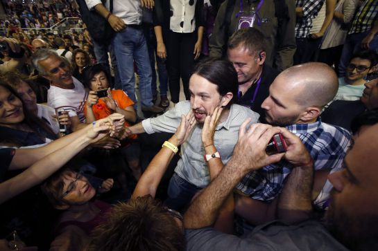 El secretario general de Podemos, Pablo Iglesias, saluda a los simpatizantes a su llegada al acto electoral en Alicante. El secretario general de Podemos, Pablo Iglesias, saluda a los simpatizantes a su llegada al acto electoral en Alicante.
