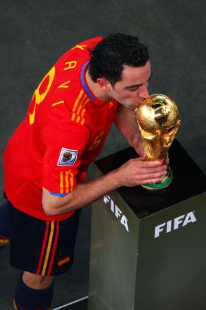 Xavi besando la Copa del Mundo en la final de 2010. Xavi besando la Copa del Mundo en la final de 2010.