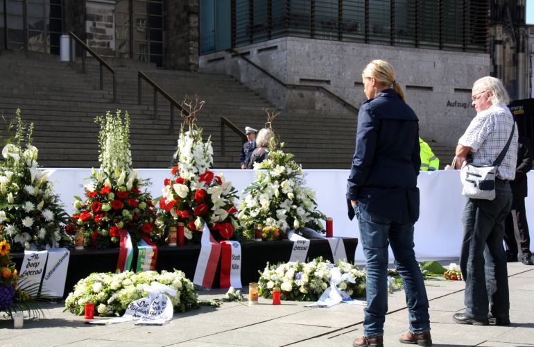 Varios familiares velan los restos de los fallecidos en el accidente de Germanwings. Varios familiares velan los restos de los fallecidos en el accidente de Germanwings.