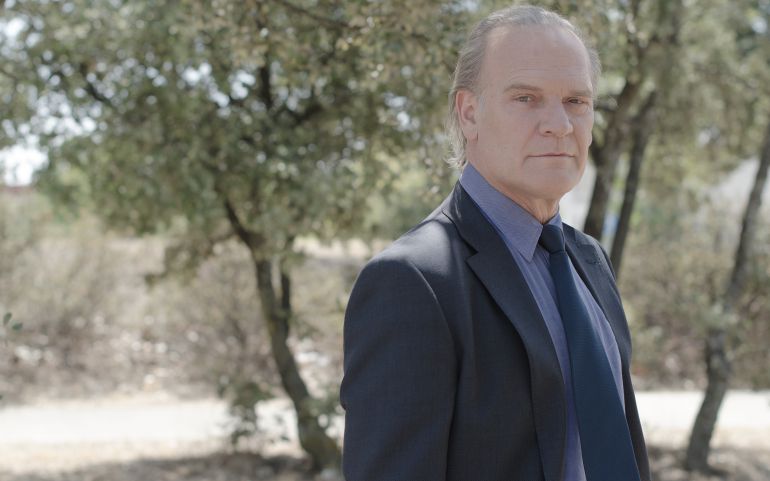 Lluis Homar, protagonista del thriller 'Bajo sospecha' en Antena 3 estará ahora también en 'Sé quién eres', nueva serie de Telecinco Lluis Homar, protagonista del thriller 'Bajo sospecha' en Antena 3 estará ahora también en 'Sé quién eres', nueva serie de Telecinco