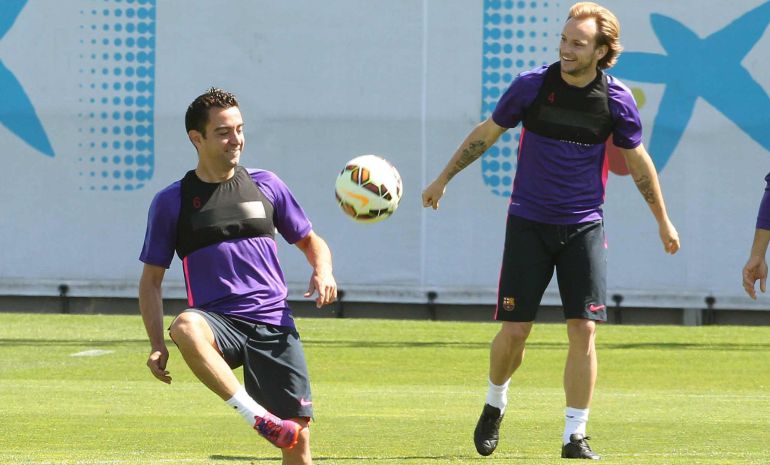 Xavi y Rakitic, durante un entrenamiento del F.C. Barcelona. Xavi y Rakitic, durante un entrenamiento del F.C. Barcelona.