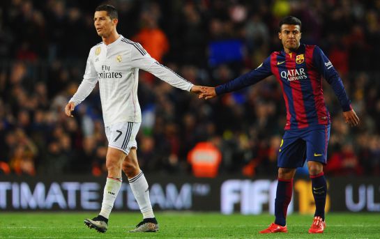 Rafinha saluda a Cristiano Ronaldo en un Clásico. Rafinha saluda a Cristiano Ronaldo en un Clásico.