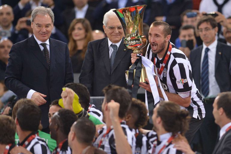 Giorgio Chiellini levanta la Copa de Italia tras vencer a la Lazio por 2-1 Giorgio Chiellini levanta la Copa de Italia tras vencer a la Lazio por 2-1
