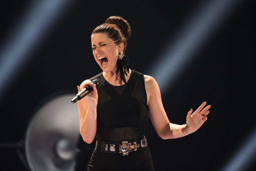 Ann Sophie Duermeyer, de Alemania, canta "Black smoke". Ann Sophie Duermeyer, de Alemania, canta "Black smoke".