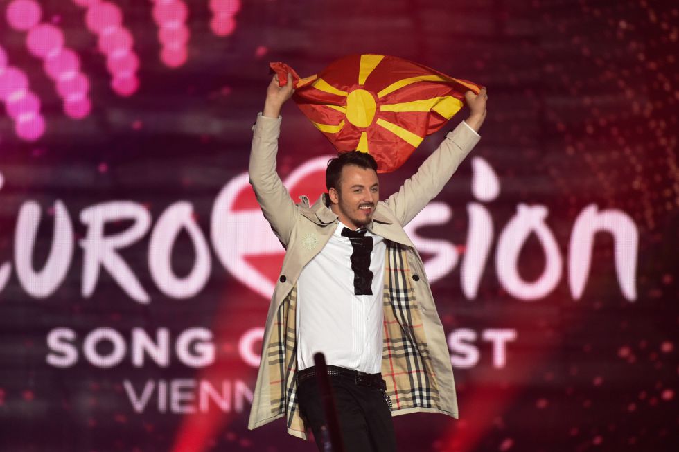 Daniel Kajmakoski, de Macedonia, en el escenario con "Autumn Leaves". Daniel Kajmakoski, de Macedonia, en el escenario con "Autumn Leaves".