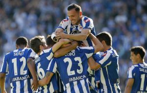 GRA348. A CORUÑA, 17/05/2015.- Los jugadores del Deportivo celebran el gol marcado por el defensa Alberto Lopo, el primer de su equipo frente al Levante, durante el partido de la trigésima séptima jornada de la Liga de Primera División que se juega hoy en el estadio de Riazor. EFE/Cabalar GRA348. A CORUÑA, 17/05/2015.- Los jugadores del Deportivo celebran el gol marcado por el defensa Alberto Lopo, el primer de su equipo frente al Levante, durante el partido de la trigésima séptima jornada de la Liga de Primera División que se juega hoy en el estadio de Riazor. EFE/Cabalar