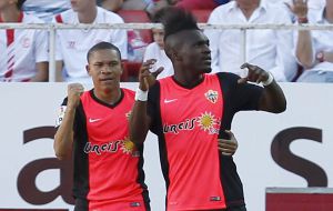GRA364. SEVILLA, 17/05/2015.- El delantero congoleño del Almería Thievy Bifouma (d) celebra la consecución del primer gol de su equipo ante el Sevilla en el partido de la trigésima séptima jornada de liga en Primera División que se disputa esta tarde en el estadio Sánchez Pizjuán. EFE/Jose Manuel Vidal GRA364. SEVILLA, 17/05/2015.- El delantero congoleño del Almería Thievy Bifouma (d) celebra la consecución del primer gol de su equipo ante el Sevilla en el partido de la trigésima séptima jornada de liga en Primera División que se disputa esta tarde en el estadio Sánchez Pizjuán. EFE/Jose Manuel Vidal