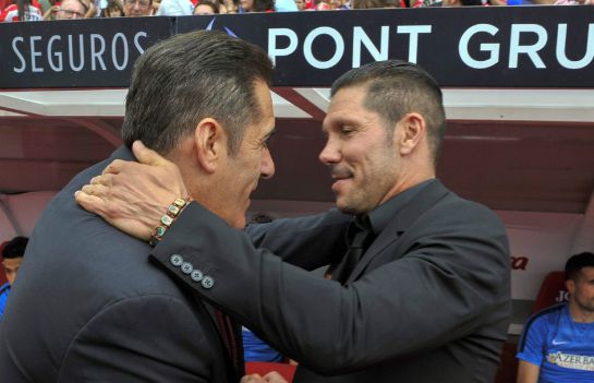 Los entrenadores del Atlético de Madrid, el argentino Diego Simeone, y del Granada, José Ramón Sandoval, se saludan al inicio del partido Los entrenadores del Atlético de Madrid, el argentino Diego Simeone, y del Granada, José Ramón Sandoval, se saludan al inicio del partido