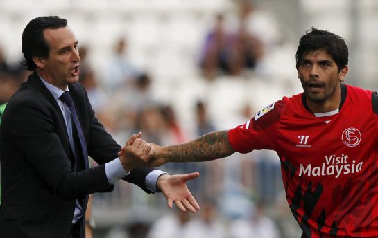 Banega celebra con Emery su gol al Málaga Banega celebra con Emery su gol al Málaga