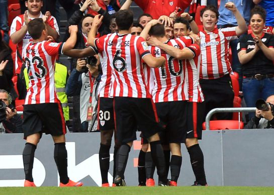Los jugadores del Athletic festejan el gol de Iraola, que ha jugado su último partido en San Mamés Los jugadores del Athletic festejan el gol de Iraola, que ha jugado su último partido en San Mamés