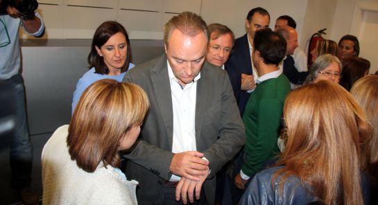 El presidente del PP valenciano, Alberto Fabra, mira el reloj. El presidente del PP valenciano, Alberto Fabra, mira el reloj.