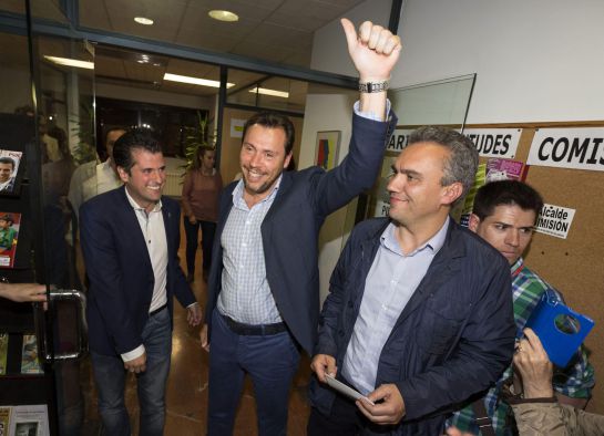 El candidato socialista a la Junta de Castilla y León Luis Tudanca (i), el candidato a la alcaldía de Valladolid Óscar Puente (c), y el secretario del PSOE de Valladolid Javier Izquierdo, celebran los resultados electorales esta noche en Valladolid. El candidato socialista a la Junta de Castilla y León Luis Tudanca (i), el candidato a la alcaldía de Valladolid Óscar Puente (c), y el secretario del PSOE de Valladolid Javier Izquierdo, celebran los resultados electorales esta noche en Valladolid.