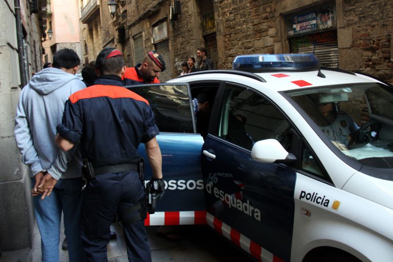 El detenido, con tres antecedentes policiales, es un hombre de 33 años, de nacionalidad guineana y vecino de L'Hospitalet de Llobregat (Barcelona). El detenido, con tres antecedentes policiales, es un hombre de 33 años, de nacionalidad guineana y vecino de L'Hospitalet de Llobregat (Barcelona).