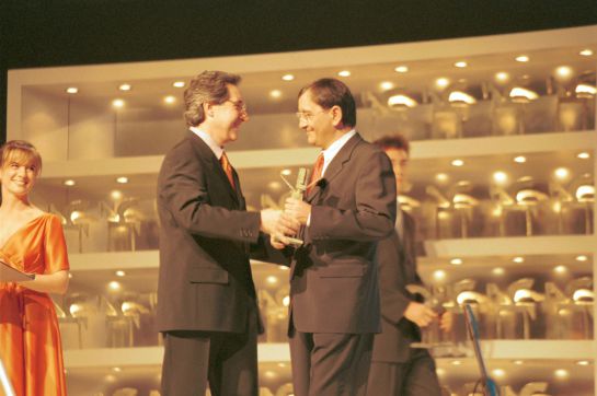 Iñaki Gabilondo entrega a Carlos Llamas el Premio Ondas en 1998. Iñaki Gabilondo entrega a Carlos Llamas el Premio Ondas en 1998.