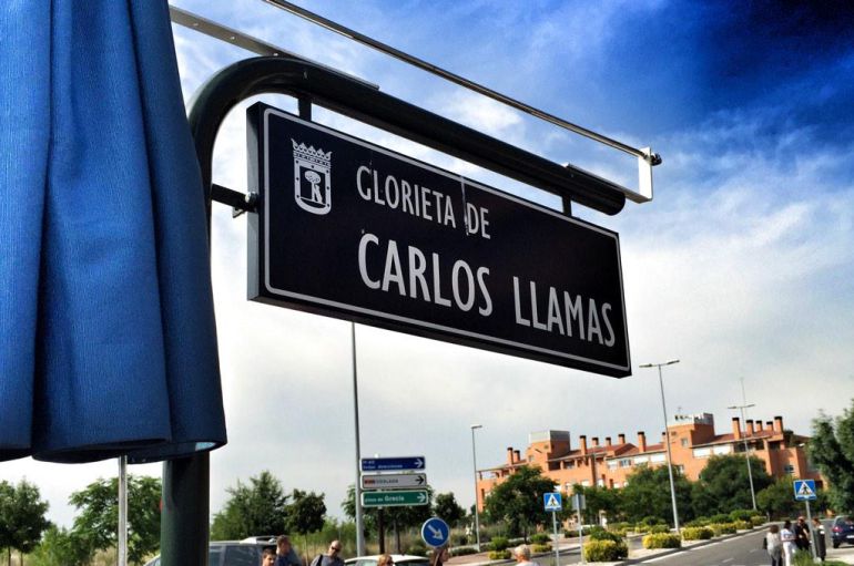 La placa que luce el nombre de Carlos Llamas, en el barrio de Canillejas La placa que luce el nombre de Carlos Llamas, en el barrio de Canillejas