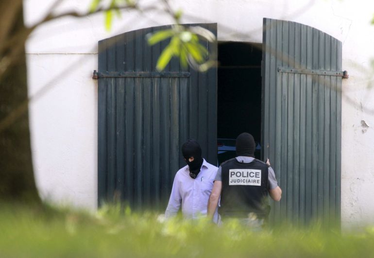 La Guardia Civil y la Policía francesa han hallado un arsenal de armas y explosivos de ETA en un zulo de una vivienda ubicada en el centro de Biarritz (Francia) La Guardia Civil y la Policía francesa han hallado un arsenal de armas y explosivos de ETA en un zulo de una vivienda ubicada en el centro de Biarritz (Francia)
