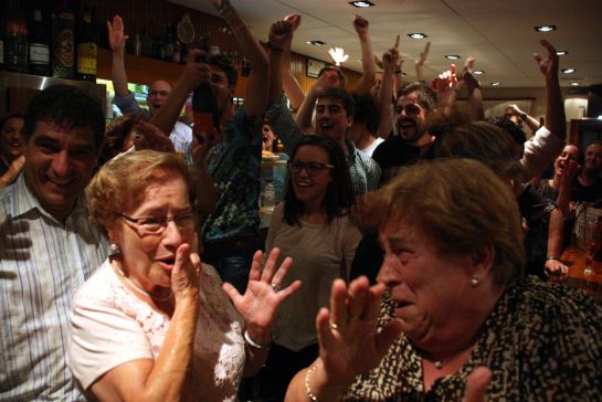 La madre de los hermanos Roca celebra con sus nietos el regreso de El Celler de Can Roca al trono de la gastronomía mundial. La madre de los hermanos Roca celebra con sus nietos el regreso de El Celler de Can Roca al trono de la gastronomía mundial.