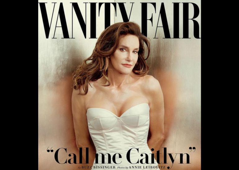 “Estoy muy feliz, después de la larga lucha, de estar viviendo mi verdadero ser. Bienvenidos al mundo de Caitlyn. No puedo esperar a que la/me conozcan”, ha escrito Jenner en su nueva cuenta de Twitter. “Estoy muy feliz, después de la larga lucha, de estar viviendo mi verdadero ser. Bienvenidos al mundo de Caitlyn. No puedo esperar a que la/me conozcan”, ha escrito Jenner en su nueva cuenta de Twitter.