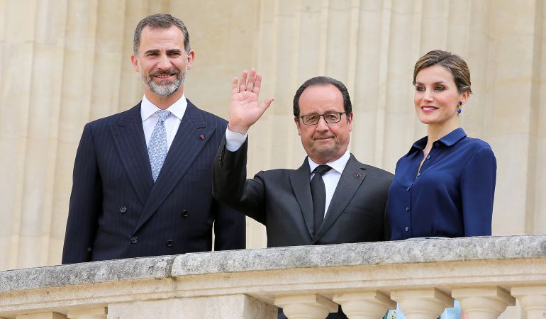 François Hollande, Felipe VI y la reina Letizia en la terraza del Grand Palais. François Hollande, Felipe VI y la reina Letizia en la terraza del Grand Palais.