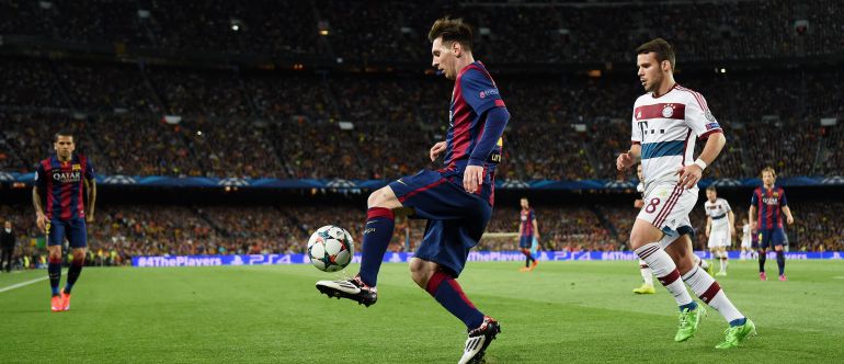 Messi controla un balón delante de Juan Bernat Messi controla un balón delante de Juan Bernat