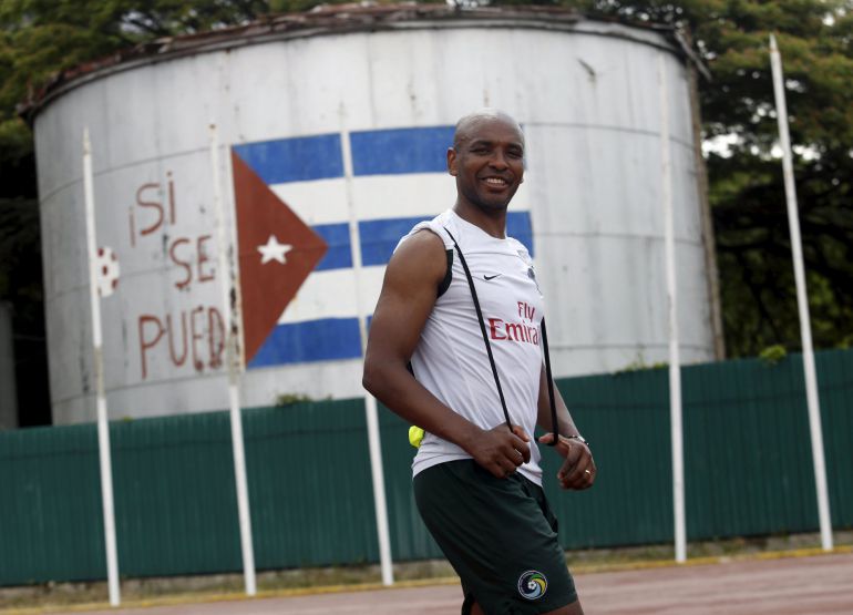 New York Cosmos' Marcos Senna passes by a Cuba's national flag painted on a water reservoir where it reads "Si se puede", or Yes we can, after a training session ahead of his exhibition match against Cuba's national team on Tuesday, in Havana June 1, 2015. The Cosmos are on a goodwill mission to Cuba. REUTERS/Stringer New York Cosmos' Marcos Senna passes by a Cuba's national flag painted on a water reservoir where it reads "Si se puede", or Yes we can, after a training session ahead of his exhibition match against Cuba's national team on Tuesday, in Havana June 1, 2015. The Cosmos are on a goodwill mission to Cuba. REUTERS/Stringer