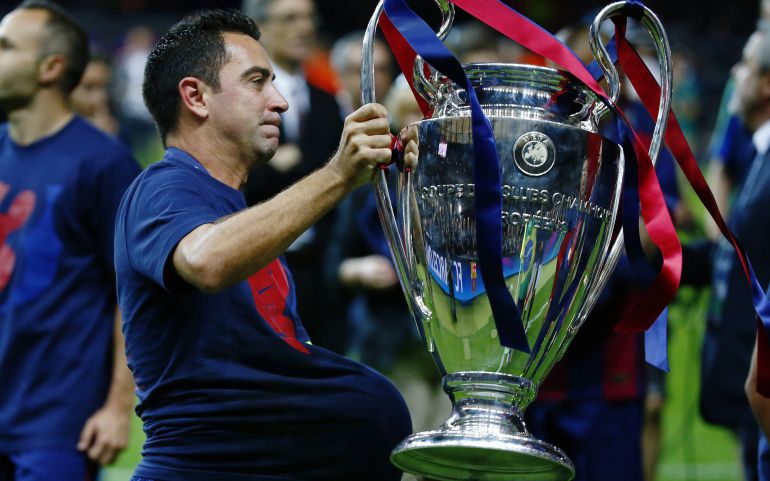 Xavi Hernández sostiene en su mano derecha la Copa de Europa Xavi Hernández sostiene en su mano derecha la Copa de Europa